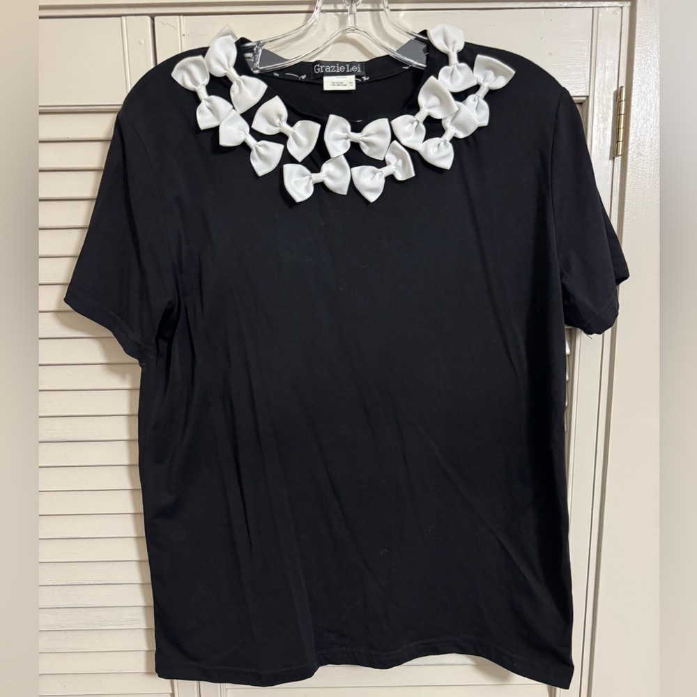 Unique scoop bow decor black short sleeve top.